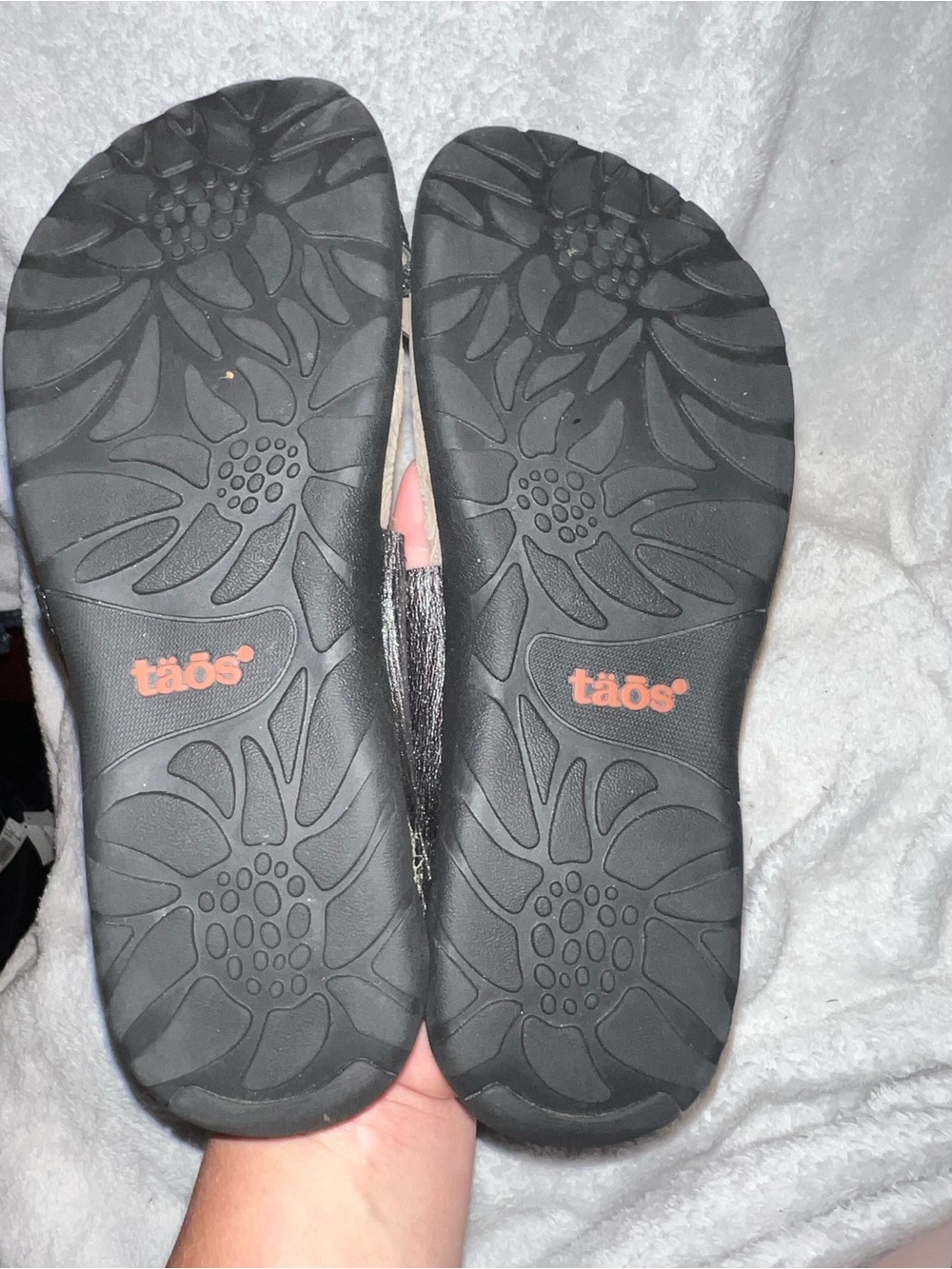 Tao’s genie sandals in pewter leather and metal pyramid studs woman size 8 - Picture 7 of 7